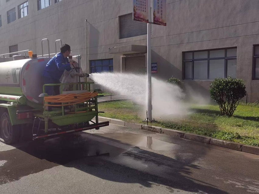 【“三抓三促”進(jìn)行時】梳妝煥顏正當(dāng)時 廠區(qū)綠化展新貌——生產(chǎn)管理部開展草坪美化工作