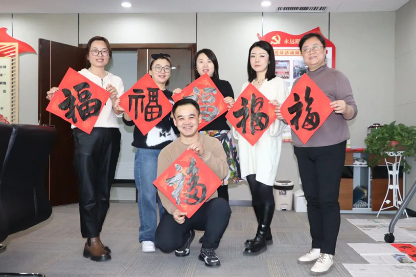 【集團(tuán)要聞】大紅春聯(lián)書祝福 工會萬“?！边M(jìn)萬家——集團(tuán)公司工會舉辦“迎新春 送萬?！被顒?>
                            </div>
                        </div>
                        <div   id=