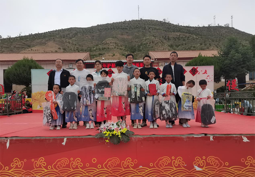 【集團要聞】殷殷細語關(guān)懷備至 情暖鄉(xiāng)村閃閃童心 甘肅藥業(yè)集團開展慶“六一”結(jié)對關(guān)愛活動