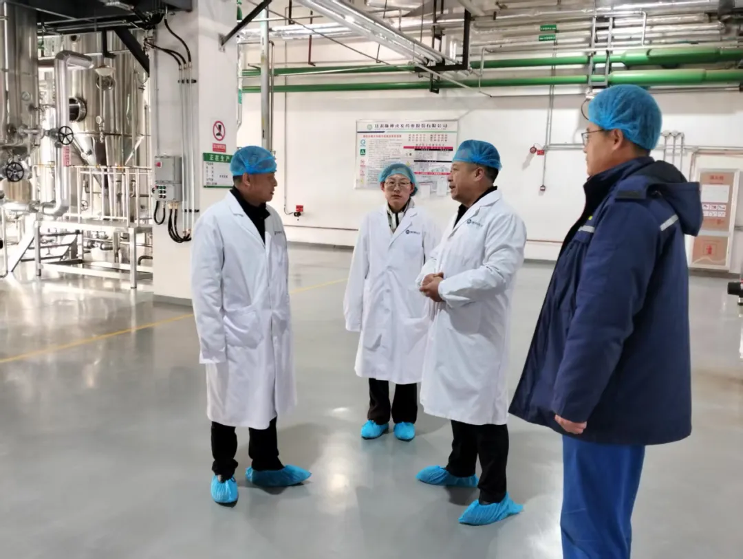 【集團(tuán)要聞】周榮到集團(tuán)生產(chǎn)企業(yè)慰問(wèn)一線職工，檢查安全、值班工作