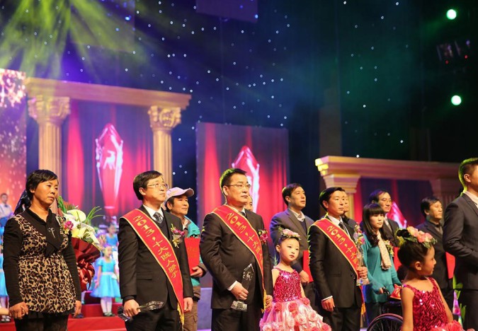 隴神戎發(fā)原董事長(zhǎng)康海軍2014年1月18日榮獲“工行杯”感動(dòng)甘肅?2013年度十大“隴人驕子”榮譽(yù)稱號(hào)